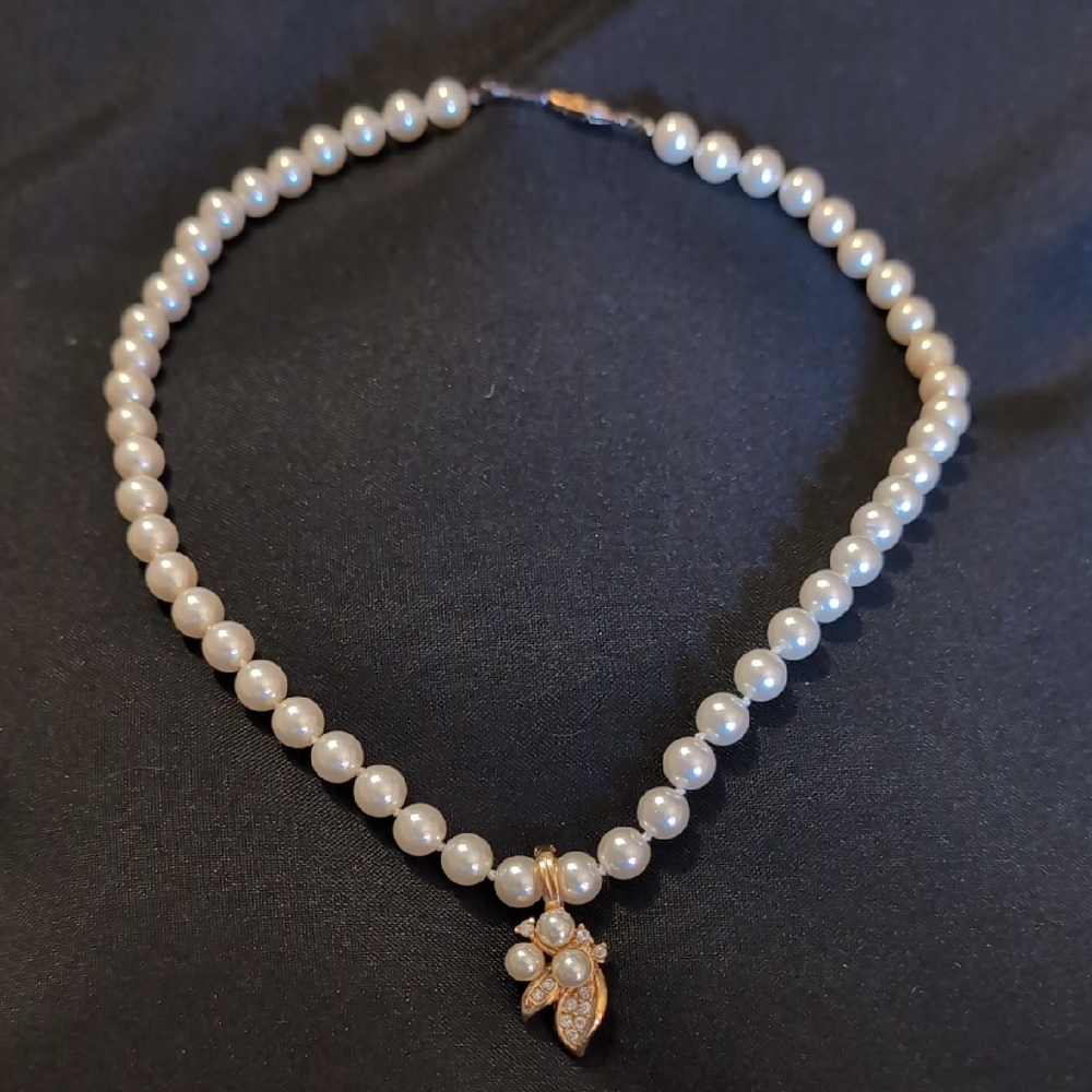 Elegant Pearl Necklace with Gold Leaf Pendant